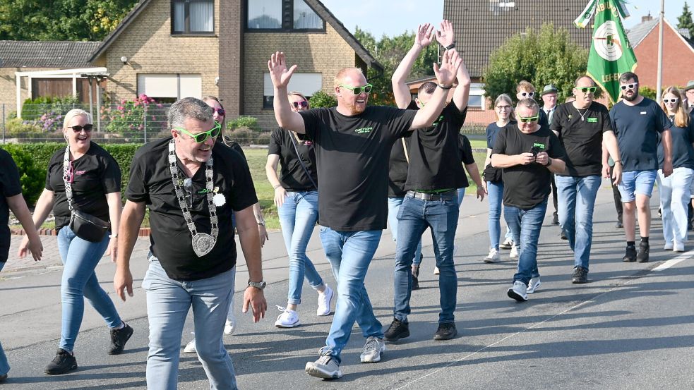 Gute Laune herrschte beim Festumzug in Völlenerkönigsfehn. Foto: Holger Weers