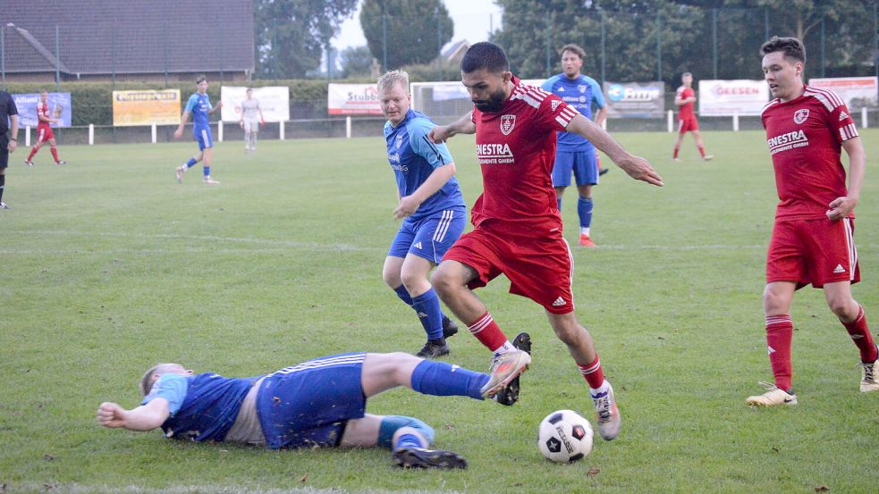 In der Offensive wird es am Sonntag bei TuRa Westhrauderfehn auch auf den formstarken Daoud Jajan (Mitte) ankommen. Foto: Holger Weers