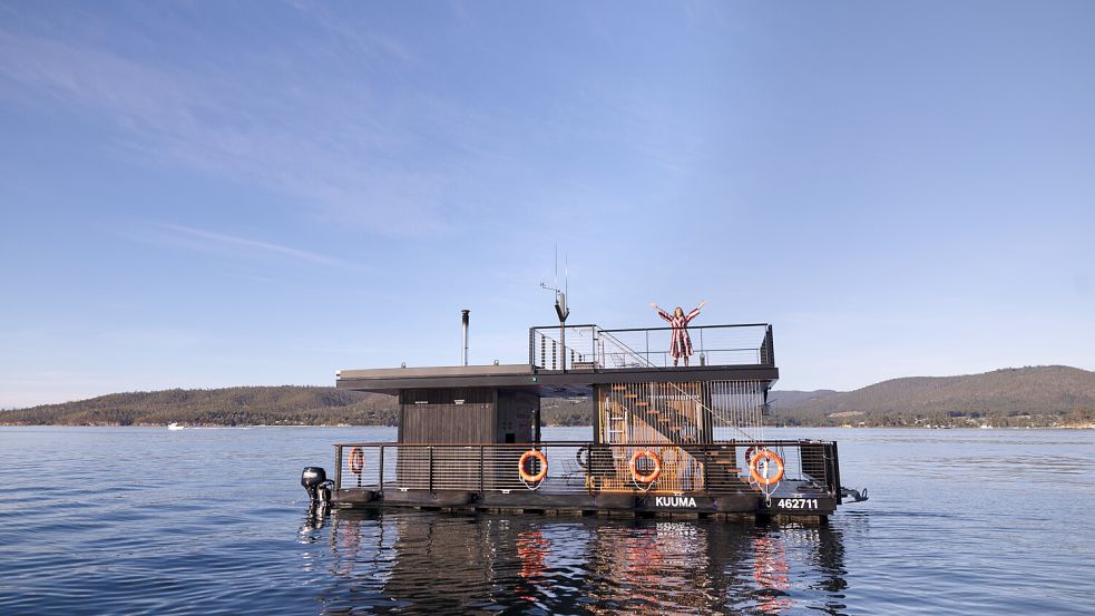 Ein „Wintern“ – also Winter-Praktikant – soll für die tasmanische Tourismusbehörde als Sauna-Skipper auf einer schwimmenden Sauna im Einsatz sein. Foto: Anokina Ruel Tourism Tasmania