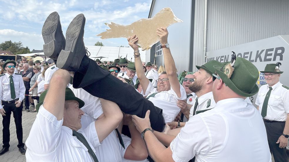 Die Schützen ließen ihren neuen König mitsamt Vogel hochleben. Foto: Marion Janßen