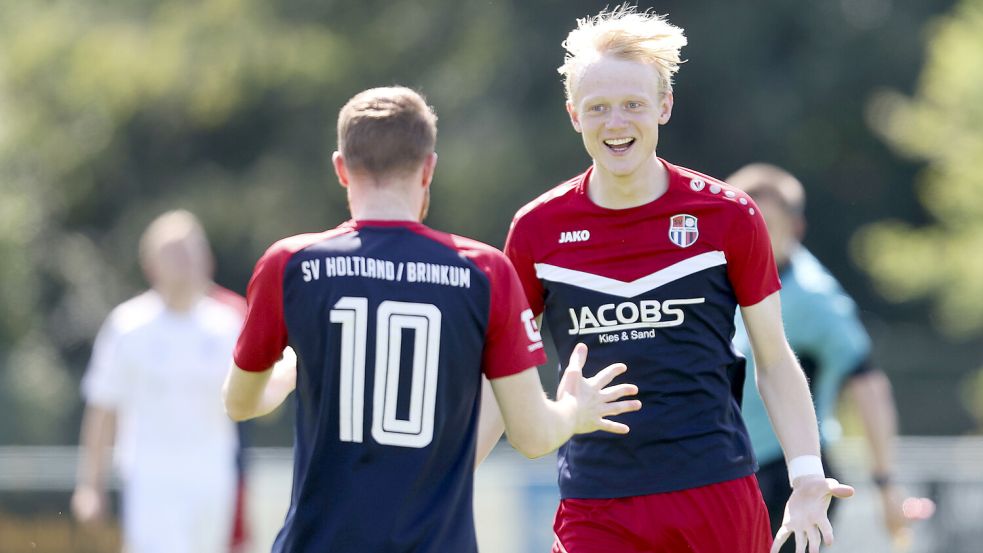 Der SV Holtland/Brinkum (links: Markus Holtz, rechts: Wenko van Loo) lag im Heimspiel gegen Friesenstolz Riepe dreimal im Rückstand. Doch das Team kämpfte sich zurück, schaffte dreimal den Ausgleich und belohnte sich am Ende beim 3:3 mit einem Punkt. Foto: Jens Doden, Emden