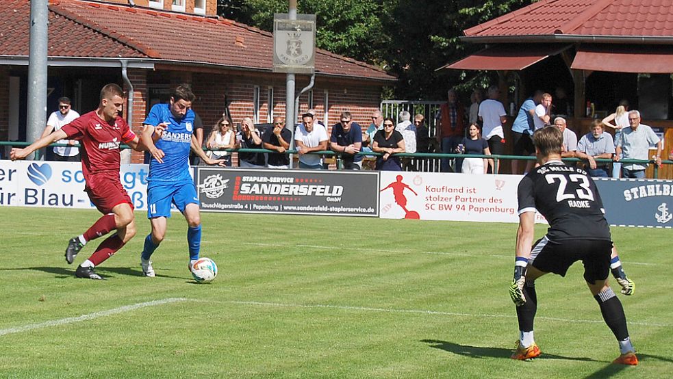 BW Papenburg (am Ball) Eric Bruns, musste sich gegen den SC Melle mit einem 2:2-Unentschieden begnügen. Foto: Marco Reemts