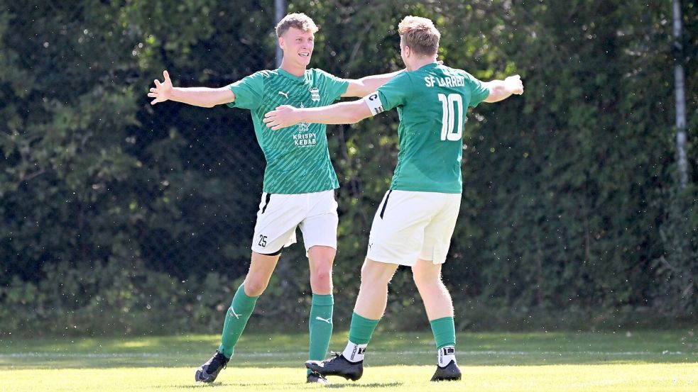 Die Larrelter feierten einen 4:0-Sieg in Middels. Jonas Nessen (links) traf doppelt. Foto: Jens Doden/Blomberg
