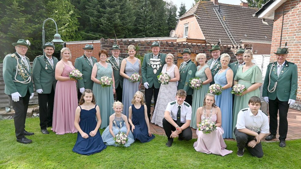 Der neue Kaiserthron des Schützenvereins Völlenerkönigsfehn im Jubiläumsjahr (obere Reihe von links) Vorsitzender Folmer Schulte, Patrick Vahle, Amke Bokelmann, Johann Pastoor, Karin Pastoor, Helmut Schulte, Anne Schulte, Kaiser Harald Bokelmann, Monika Sprenkel, Gebhard Siebrands, Sylvia Siebrands, Ingo Kossenjans, Claudia Kossenjans, Lothar Frey, Ilona Frey, Holger Frey sowie (unten von links) Enna-Sophie Schulte, Schülerkönigin Laura Spekker, Linda Doctor, Julian Voskuhl, Jugendkönigin Leonie Davids und Julian Davids. Fotos: Holger Weers