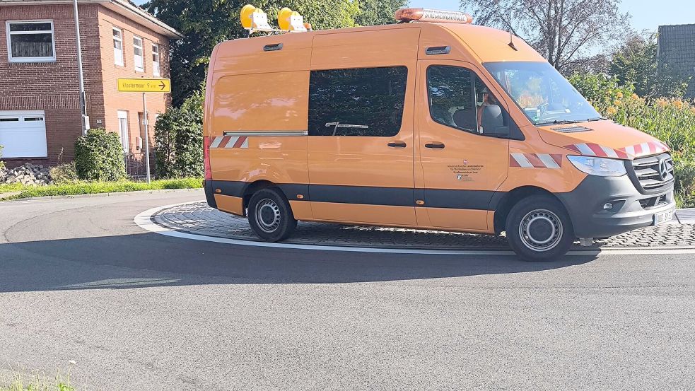 Nach dem Unfall in Collinghorst reinigte ein Spezialunternehmen die Fahrbahn. Fotos: Henrik Zein