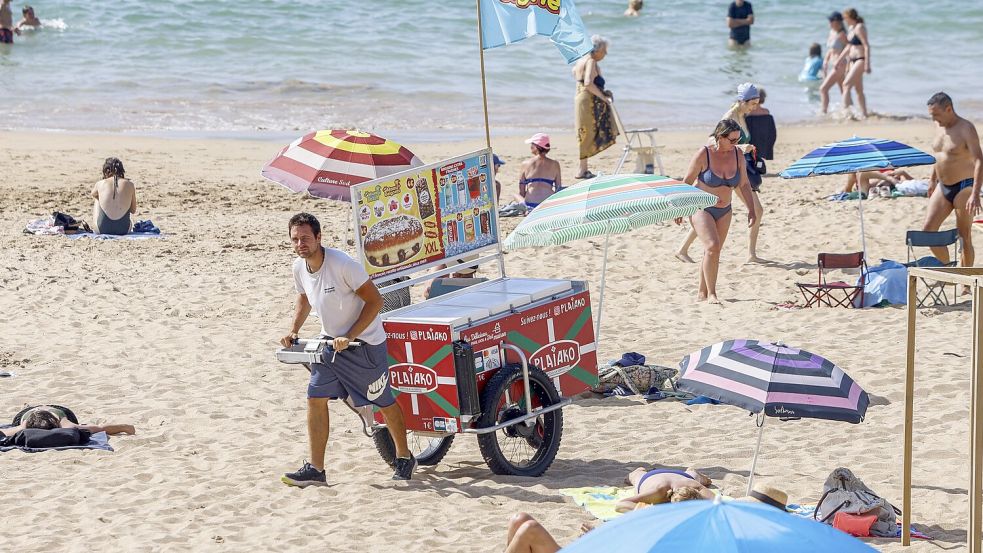 Der französische Badeort Les Sables- d’Olonne verbietet nackte Oberkörper in den Straßen - Badekleidung ist nur am Strand erlaubt. Foto: Nicolas Mollo/AP/dpa