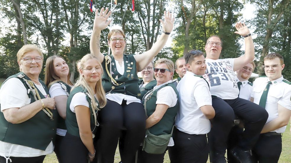 Hocleben soll die neue Königin Kerstin Nordmann des Schützenvereins Neuland, hier mit Prinzgemahl Hugo Nordmann. Foto: Hans Passmann