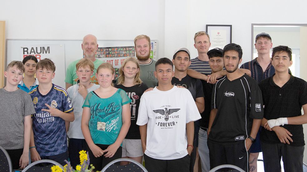 Die Teilnehmerinnen und Teilnehmer von „KlimaPeers on Tour“ versammelten sich zum gemeinsamen Gruppenfoto vor ihrer Radtour durch Ostrhauderfehn und Umgebung. Foto: Privat