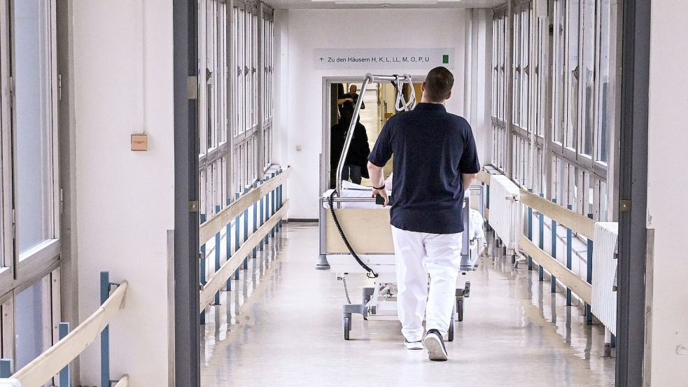 Essstörungen sind eine ernste Krankheit, teilweise müssen Patientinnen und Patienten im Krankenhaus behandelt werden. (Symbolbild) Foto: Jens Kalaene/dpa