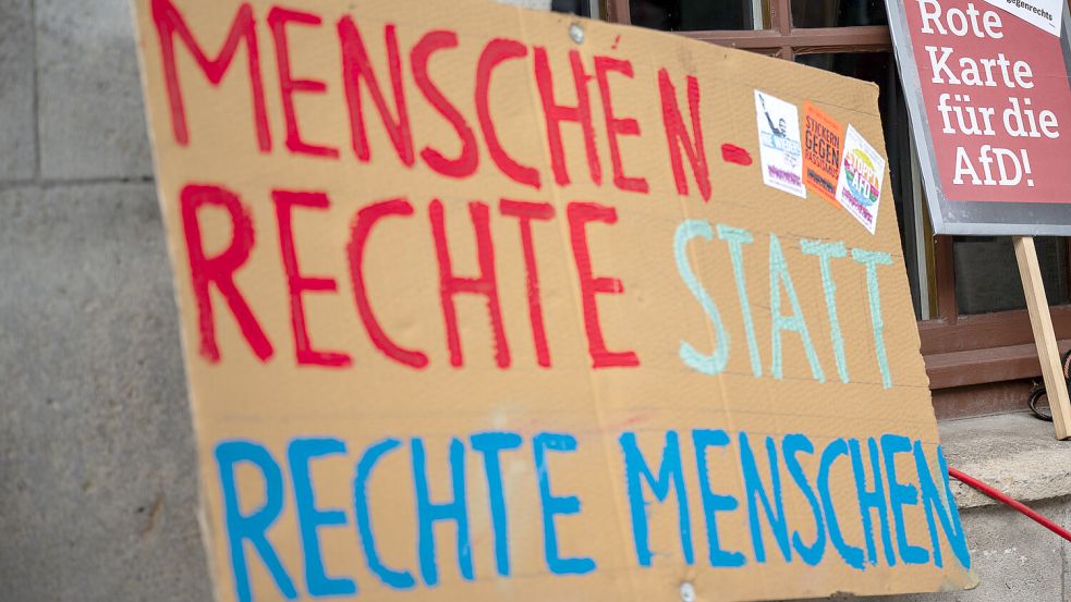 Ein Schild einer Demonstration für den Erhalt von Menschenrechten. Foto: Hannes P. Albert/dpa
