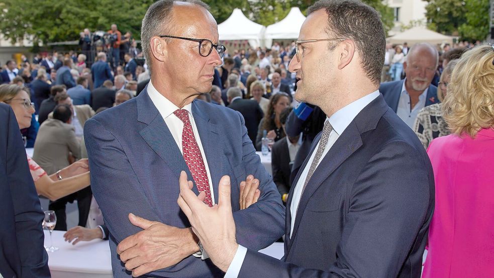 Bundeskanzler Friedrich Merz (links) bekommt nach seiner umstrittenen Entscheidung zum teilweisen Rüstungsexportstopp an Israel Rückendeckung auch von Unionsfraktionschef Jens Spahn (beide CDU). Foto: Joerg Carstensen/dpa