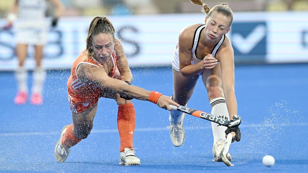 Sophia Schwabe (r) und die Niederländerin Lisa Post im Duell um den Ball. Foto: Federico Gambarini/dpa