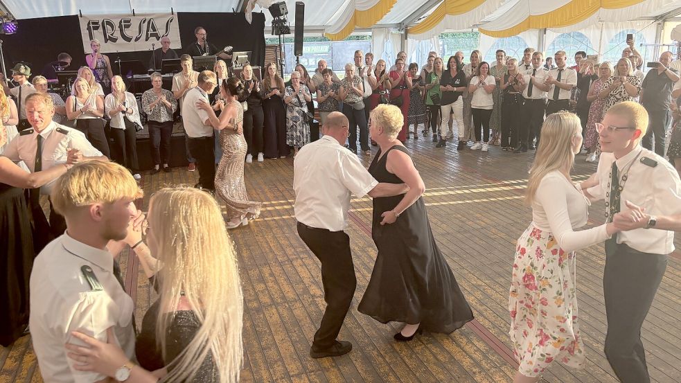 Zur Musik von den „Fresas“ tanzten die Mitglieder der Königshäuser den Eröffnungstanz. Foto: Henrik Zein