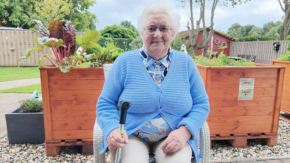 Die 100-jährige Margarethe Schiewe aus Papenburg besucht dreimal in der Woche die Senioren-Tagespflege „Fehntjer Huus“ in Völlenerfehn. Foto: Clarissa Scherzer