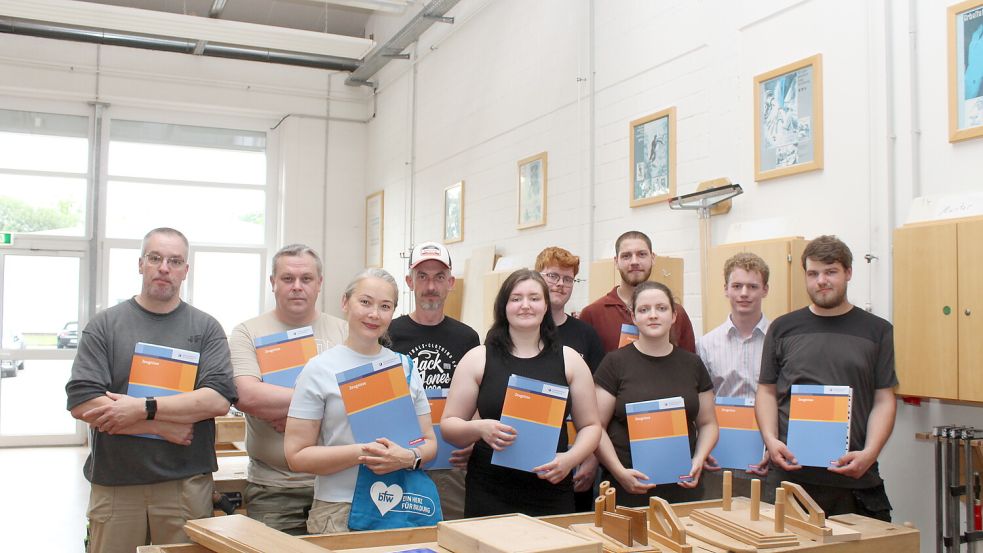 Freuen sich, ihre Tischler-Lehre bestanden zu haben: Andreas Mülder (von links): Dennis Rathke, Gulnara Kuzbayeva, Iwan Bokk, Jessica Benning, Finn Tjardes, Finn Leander Fröhlich, Helle Deecken, Simon Binoit und Patrick Ubben. Es fehlen: Philipp-Benjamin Ruzek und Leon Schmidt. Foto: privat