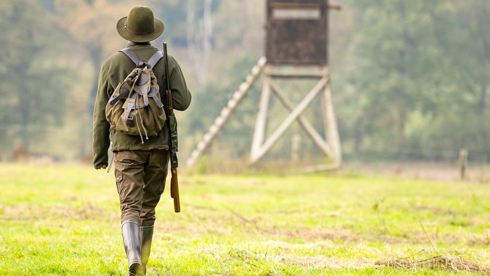 Jagd ist für viele Menschen interessant. Aber ohne Prüfung gibt es in Deutschland keinen Jagdschein – auch wenn mindestens eine Internetseite genau das anbietet. DPA-Symbolfoto: Philipp Schulze
