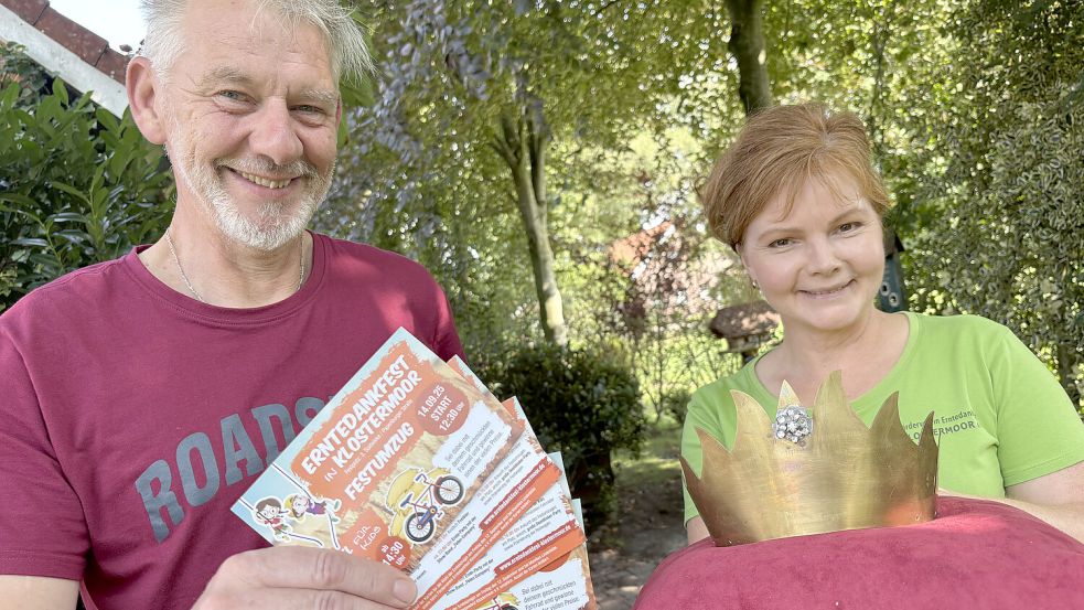 Christa Hoffschnieder mit der Krone der Erntekönigin. Sie und Joachim Karels stellten jetzt das Programm des Erntedankfestes in Klostermoor vor. Foto: Marion Janßen