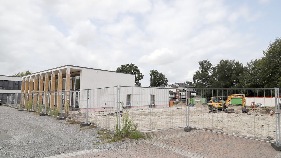 Das neue Bürgerhaus nimmt immer mehr Konturen an. Die Arbeiten im Außenbereich laufen bereits an. Foto: Hans Passmann