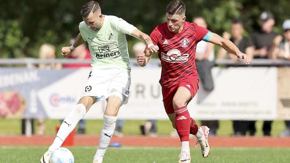 Für den VfB Uplengen (rechts) war im Bezirkspokal der vergangenen Saison gegen GW Firrel in der ersten Runde Endstation. Foto: Jens Doden/Emden