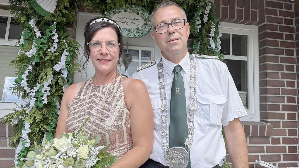 Der neue König Uwe Ahrens mit seiner Frau Sonja. Fotos: Marion Janßen