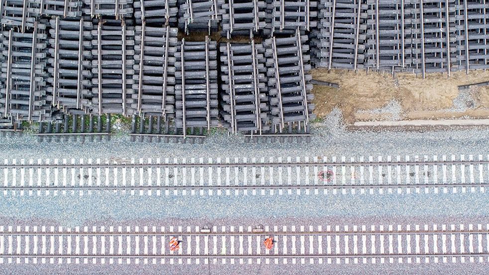 Angesichts der unsicheren finanziellen Mittel stehen Neu- und Ausbauprojekte bei der Bahn auf dem Prüfstand. (Archivbild) Foto: Julian Stratenschulte/dpa