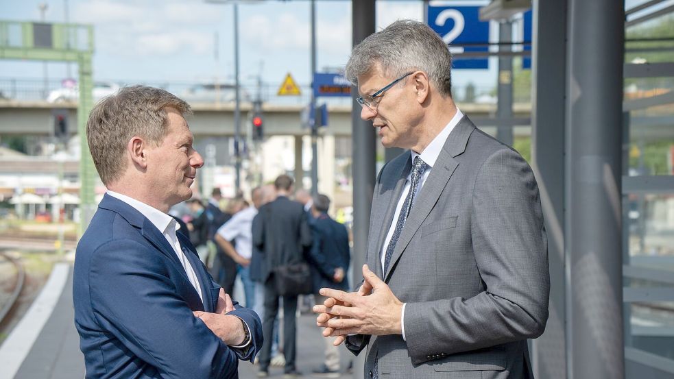 Für Verkehrsminister Schnieder und Bahnchef Lutz hat die Sanierung des Bestandsnetzes Priorität. (Archivbild) Foto: Harald Tittel/dpa