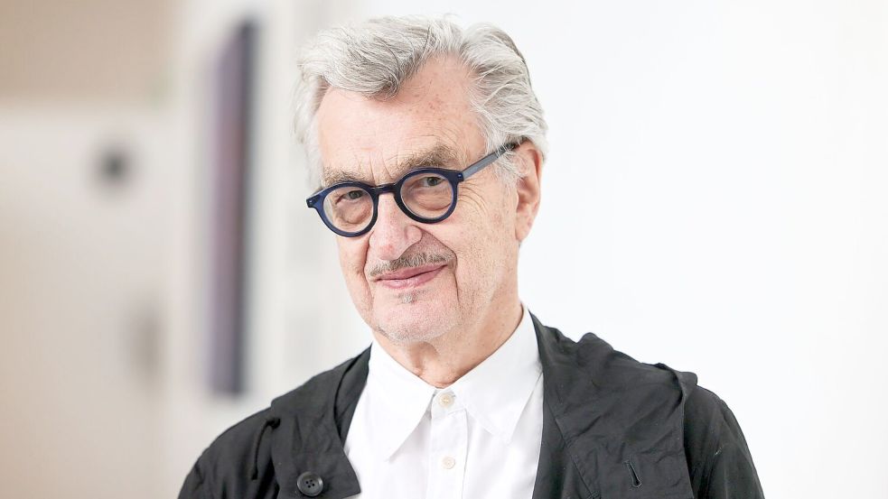 Wim Wenders schaut am Morgen erst einmal aus dem Fenster. (Archivfoto) Foto: Oliver Berg/dpa