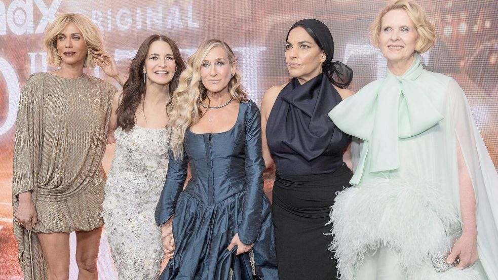Nicole Ari Parker, Kristin Davis, Sarah Jessica Parker, Sarita Choudhury und Cynthia Nixon bei einer Feier zum Auftakt der dritten und nun auch letzten Staffel der Serie „And Just Like That...“ im Mai 2025 in New York City. (Archivbild) Foto: Lev Radin/ZUMA Press Wire/dpa