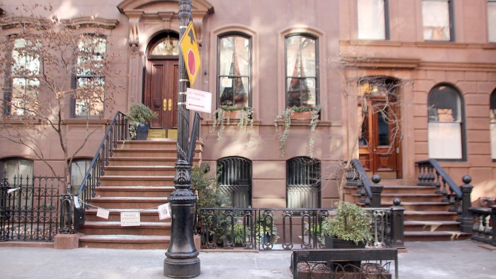 Das Haus von Hauptfigur Carrie Bradshaw (Sarah Jessica Parker) aus der Serie „Sex and the City“ im New Yorker West Village. (Archivbild) Foto: Christina Horsten/dpa