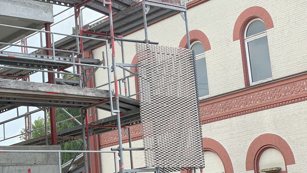 Testweise wurde am Gerüst ein Streckmetall-Element angebracht, was künftig ein Teil der Fassade sein wird. Foto: Stadt Leer
