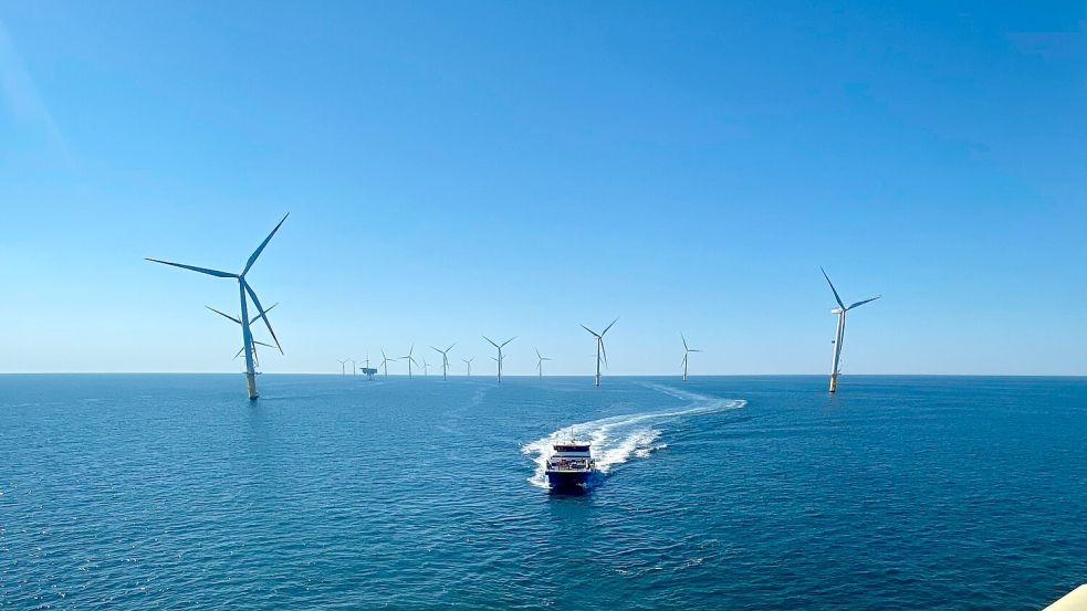 Einsamer Arbeitsplatz: Blick über einen Offshore-Windpark der Nordsee. Im Notfall kommen Rettung und Hilfe aus der Luft und per Schiff. Foto: Paul Giese
