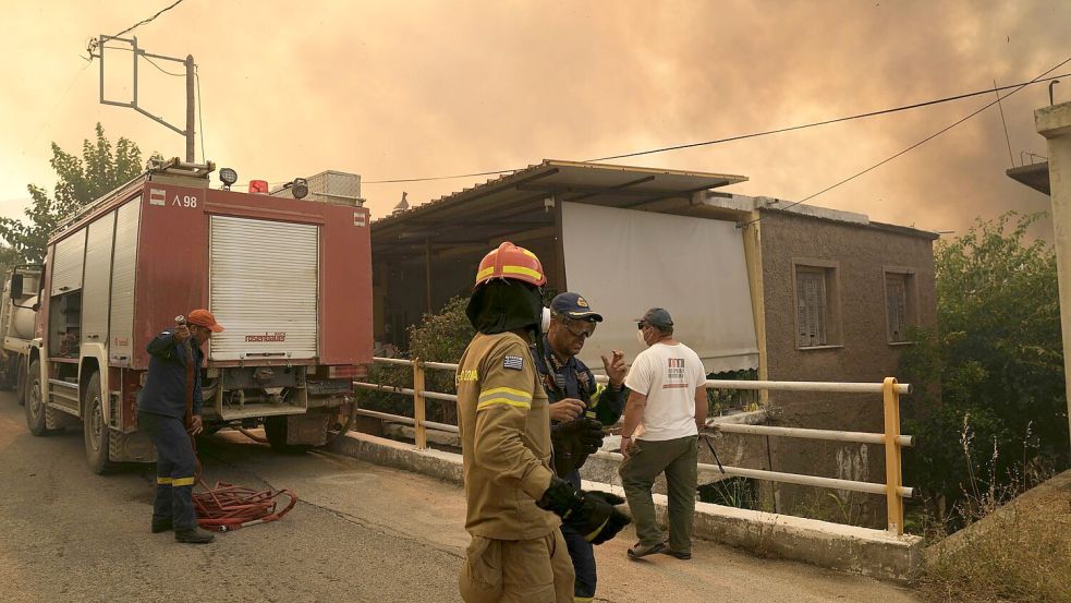 In Griechenland wurden allein am Dienstag im ganzen Land 82 neue Brände registriert, wie der Vorsitzende der Vereinigung der Offiziere der griechischen Feuerwehr, Kostas Tsingas dem Sender ERTNews sagte. Foto: Thanassis Stavrakis/AP/dpa
