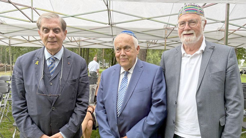 Romani Rose, Dr. Reinhold Schramm (Jüdische Gemeinde Thüringen), Karl-Peter Schramm (Minderheitenrat) in Birkenau. Foto: Minderheitenrat