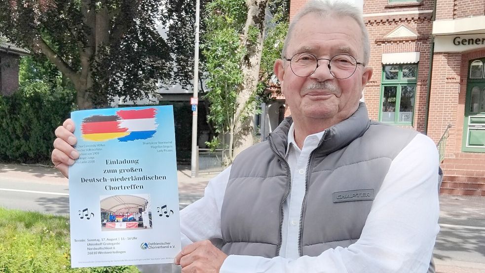Mit zahlreichen Flyern und Plakaten wirbt der Ostfriesische Chorverband für die grenzüberschreitende Veranstaltung. Foto: Clarissa Scherzer