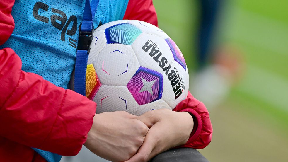 Ballkinder sollen künftig den Ball auf ein Hütchen am Spielfeldrand legen. Foto: IMAGO/Zink