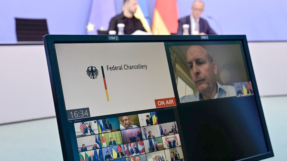 Der ukrainische Präsident Wolodymyr Selenskyj nimmt persönlich mit Kanzler Friedrich Merz an den Schalten zum Alaska-Gipfel von US-Präsident Donald Trump mit Kremlchef Wladimir Putin teil. Foto: John Macdougall/AFP POOL/dpa