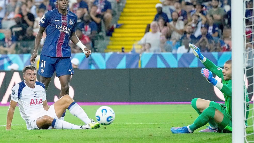 Paris-Torwart Lucas Chevalier beim Gegentor zum 0:1 durch den ehemaligen Wolfsburger Micky van de Ven. Foto: Darko Bandic/AP/dpa