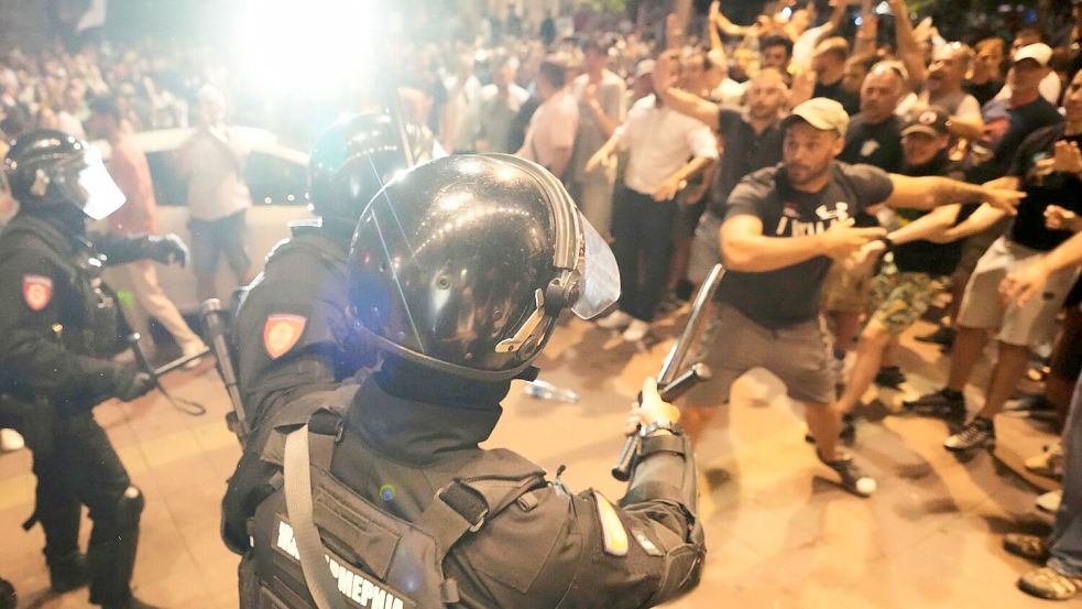 Laut Staatschef Vucic wurden Dutzende Zivilisten und auch mehrere Militärpolizisten verletzt. (Archivbild) Foto: Darko Vojinovic/AP/dpa