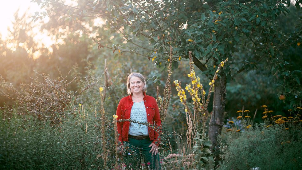 Julia Kuhlmann ist Quereinsteigerin ins Thema Garten. Weil es um ein altes saniertes Haus etwas schöner werden sollte, legte sie einen Garten an. Dabei packte sie die Garten-Leidenschaft. Die Redakteurin berichtet regelmäßig aus ihrem Garten. Foto: Tinett Kähler