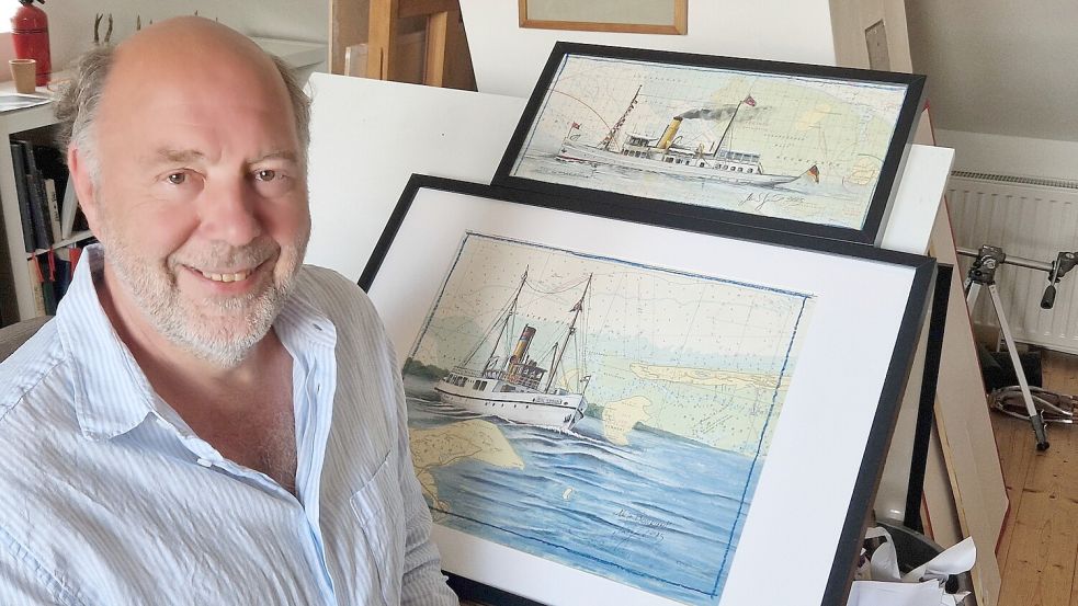 Als Bildhintergrund vieler maritimer Schiffsmotive verwendet der 65-Jährige Seekarten. Foto: Tatjana Gettkowski