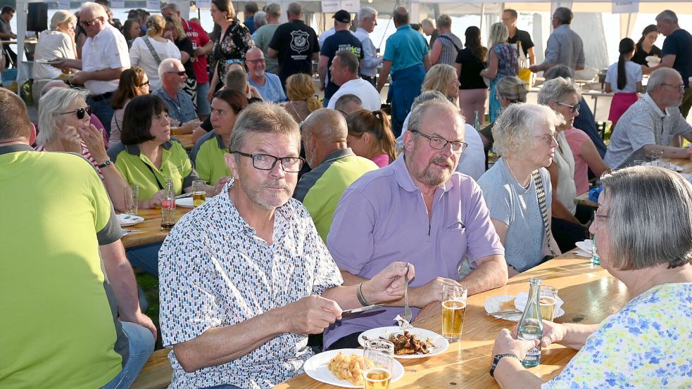 Die vielen Gäste ließen es sich auf dem Grillabend in Idafehn schmecken. Foto: Holger Weers