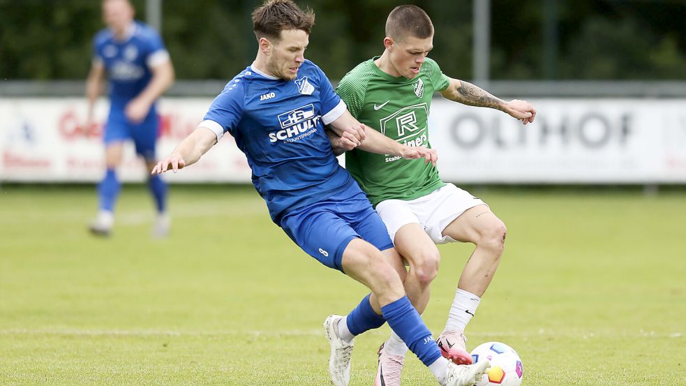 Lukas Koch (rechts) trägt nun wieder das Firrel-Trikot. Archivfoto: Jens Doden/Emden
