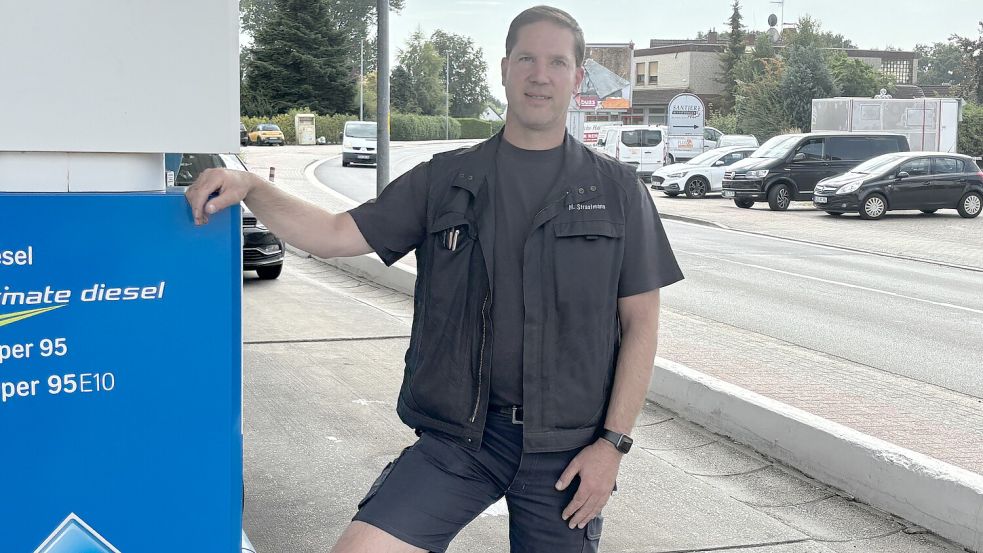 Michael Straatmann von der Aral-Tankstelle in Idafehn ist glücklich darüber, dass die Sperrung der Bundesstraße 438 nun zunächst vorbei ist. Fotos: Henrik Zein