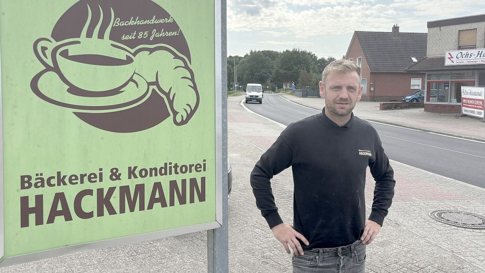 Jan Becker von der Bäckerei Hackmann hatte seinen Laden während der Bauphase geschlossen und stand mit einem Verkaufswagen vor dem Ostrhauderfehner Rathaus.