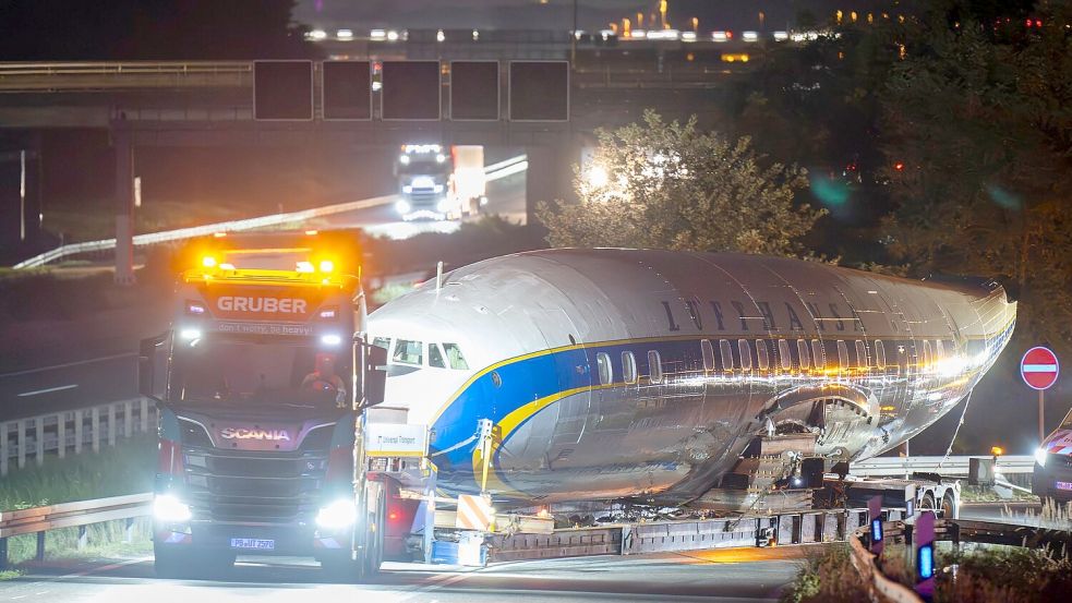 Per Schwertransport kommt das historische Flugzeug nach Frankfurt. Foto: Boris Roessler/dpa
