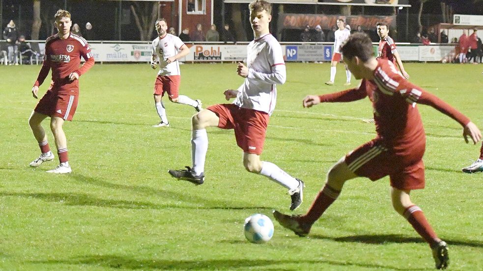 Das Derby zwischen Ihrhove und TuRa findet erneut unter Flutlicht statt. Hier ein Archivbild aus der letzten Saison. Foto: Damm