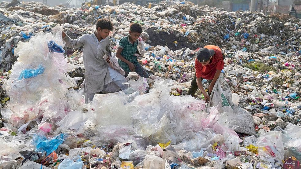 Plastikabfall wird auch exportiert und vermüllt viele Entwicklungsländer (Symbolbild) Foto: K.M. Chaudary/AP/dpa