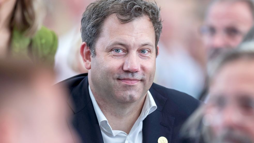 Lars Klingbeil bei der Eröffnung der Cranger Kirmes: Die ersten 100 Tage als Vizekanzler und Finanzminister waren für den SPD-Chef ganz schön heftig. Bekommt er nach der Sommerpause wieder Wind unter die Flügel? Foto: IMAGO/Revierfoto