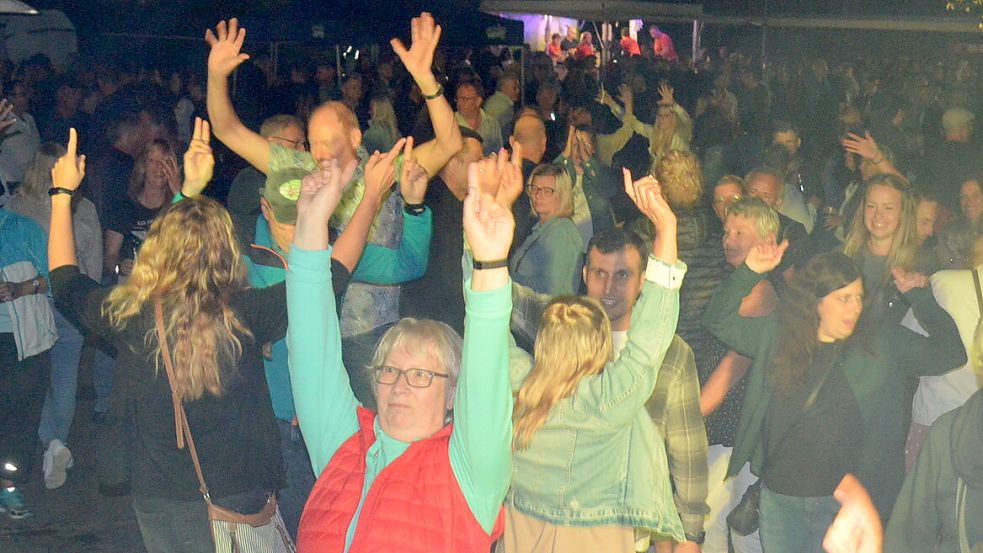 Auf der Oldie-Fete in Langholt ist jedes Jahr viel los – so wie auf diesem Bild aus 2024. Am kommenden Samstag wird wieder gefeiert. Archivfoto: Holger Weers