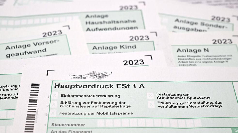 Einer ausgewählten Gruppe von Steuerpflichtigen schickt das Finanzamt Kassel einen Vorschlag für die Steuererklärung (Symbolbild). Foto: Martin Schutt/dpa
